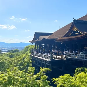 Gran terraza de madera en Kiyomizu-Dera - Guía rápida de Kioto, Japón